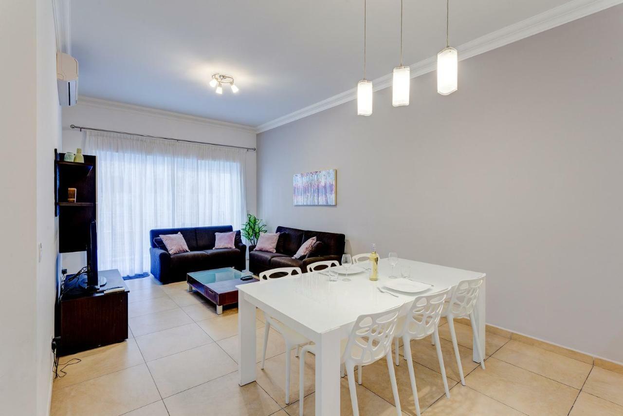 Gorgeous Apartment With Terrace In Fort Cambridge, Pool Слима Экстерьер фото