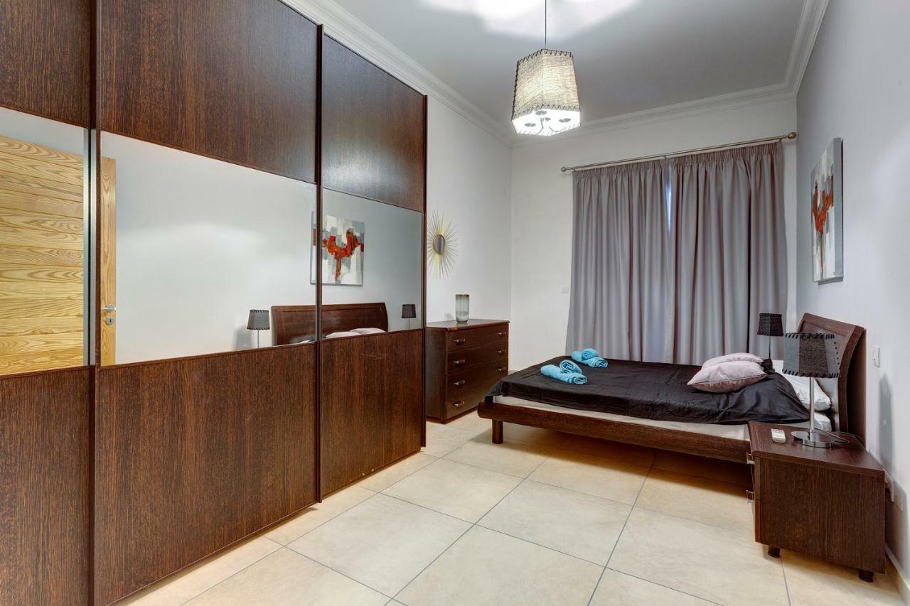 Gorgeous Apartment With Terrace In Fort Cambridge, Pool Слима Экстерьер фото